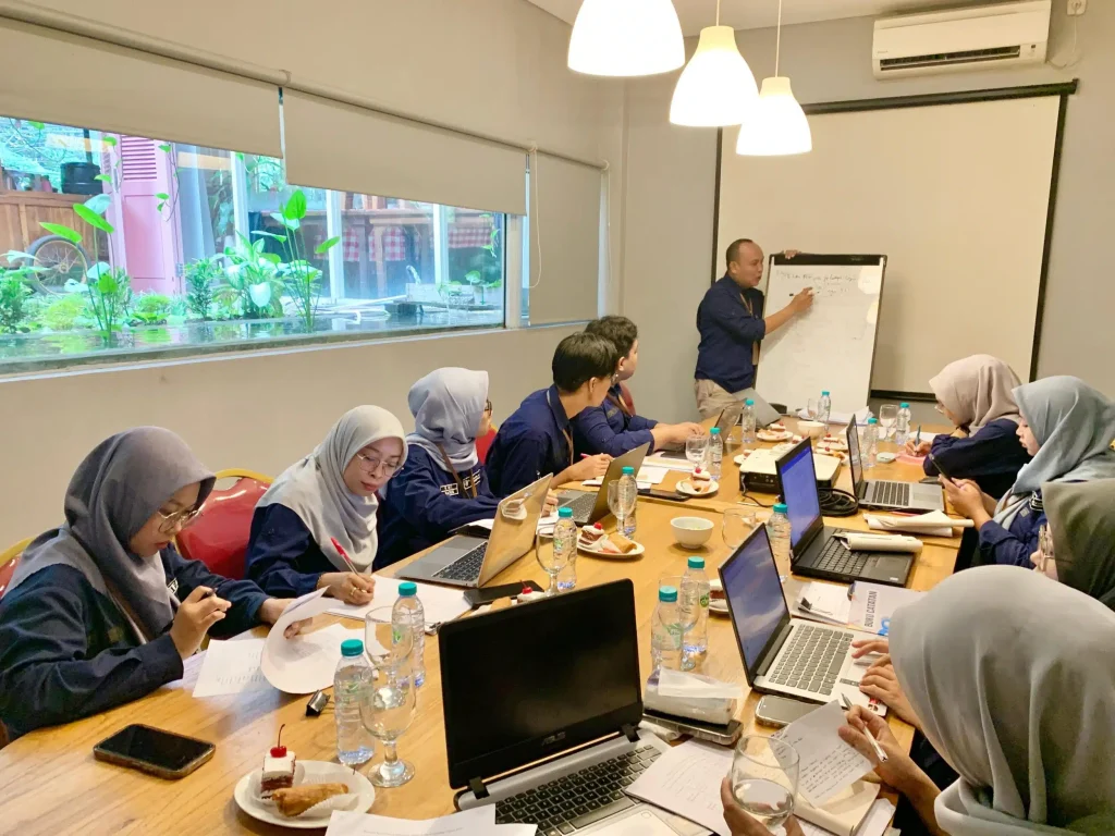 Rapat evaluasi bulanan antar divisi